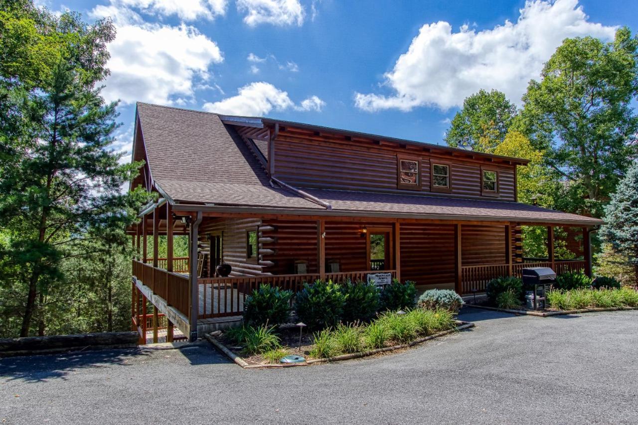 Mountain Jewel, Hot Tub, Theater Room, 1089 Free Tickets Each Paid Day, Dollywood And More! * Gatlinburg