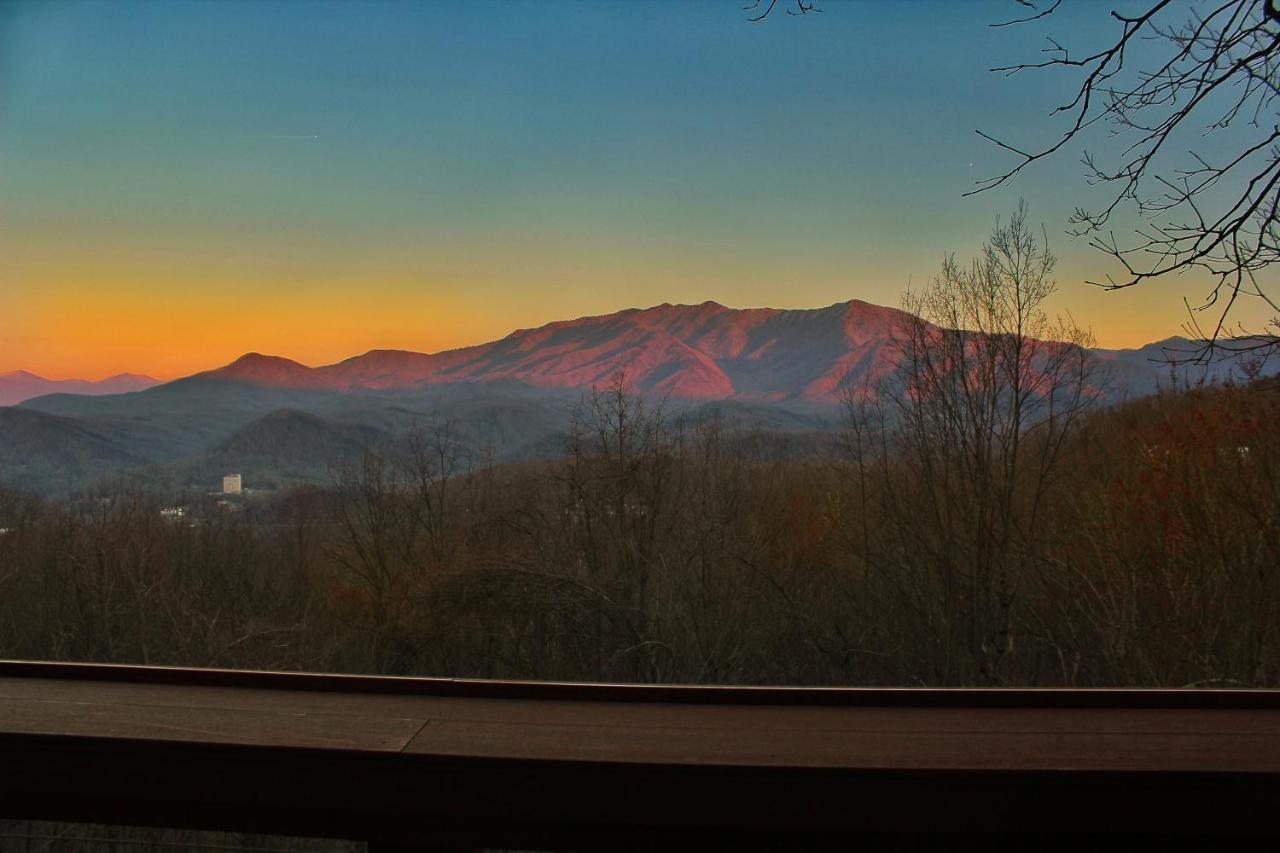 Paradise Vista, Amazing Mtn Views, Hot Tub, 1089 Free Tickets Each Paid Day, Dollywood And Holiday home *