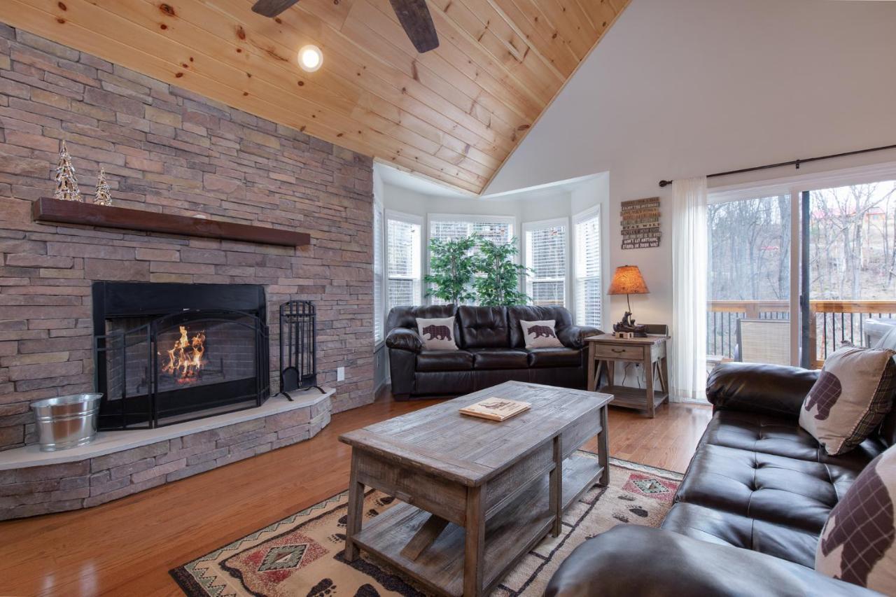 Misty Hollow, 3 Bedrooms, Hot Tub, Pool Table, Fireplace, Pool, Sleeps 10 Holiday home *