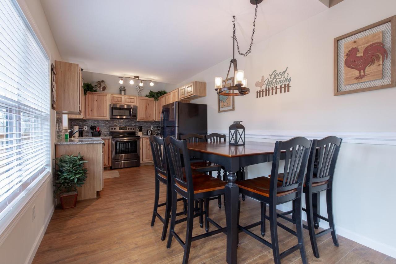 Misty Hollow, 3 Bedrooms, Hot Tub, Pool Table, Fireplace, Pool, Sleeps 10 Holiday home Gatlinburg