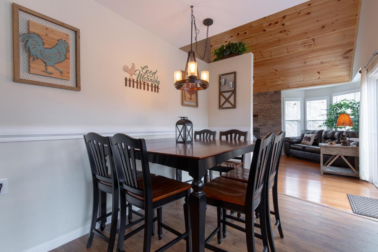 Holiday home Misty Hollow, 3 Bedrooms, Hot Tub, Pool Table, Fireplace, Pool, Sleeps 10