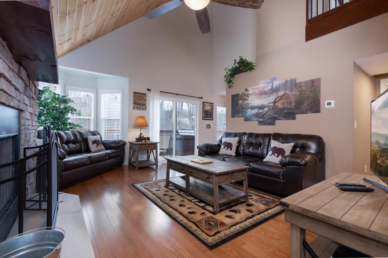 Misty Hollow, 3 Bedrooms, Hot Tub, Pool Table, Fireplace, Pool, Sleeps 10 Gatlinburg