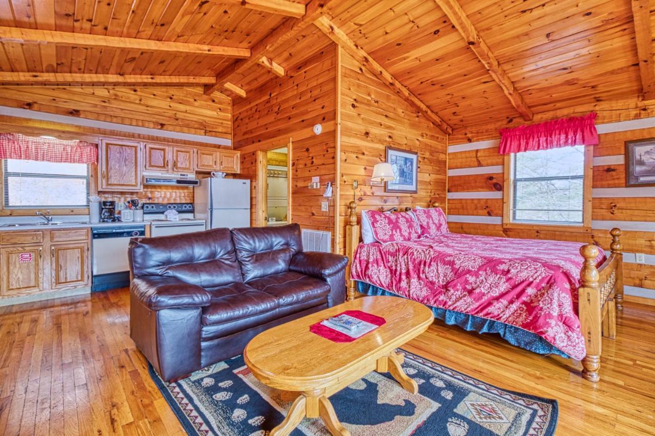 Kear's Mountain Magic, 1 Bedroom, Hot Tub, Grill, Jetted Tub, Sleeps 2 Gatlinburg