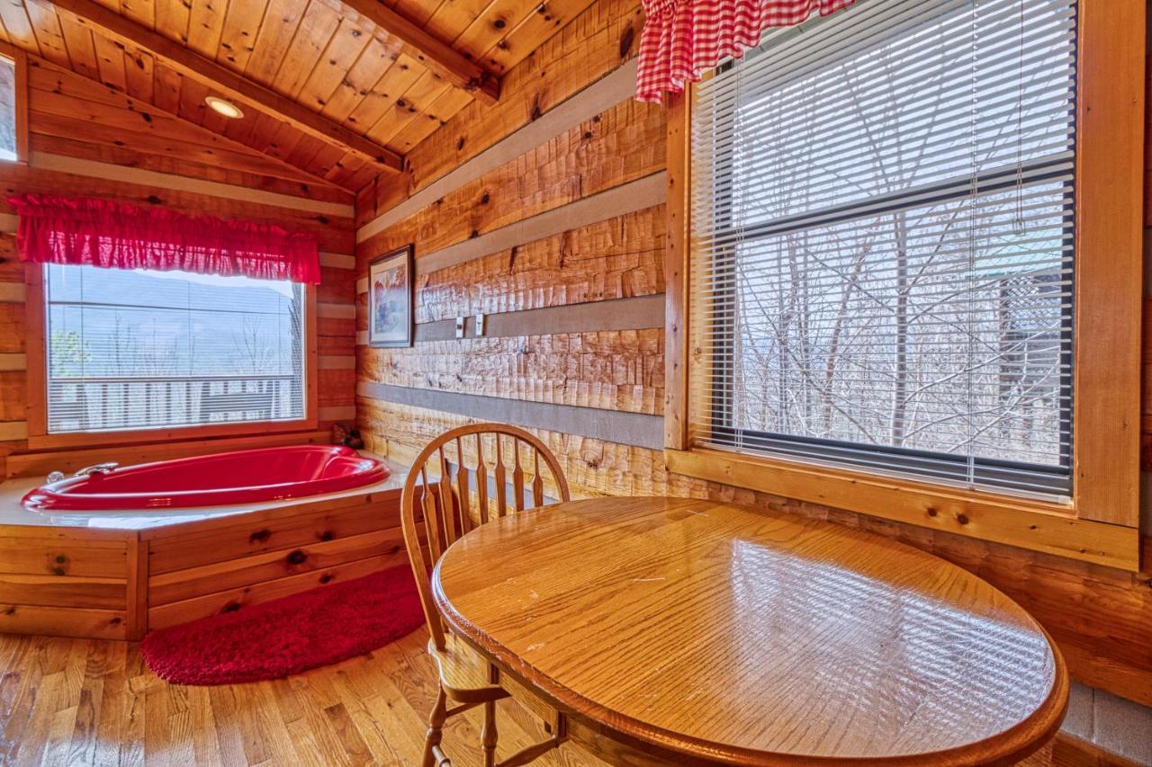 Holiday home Kear's Mountain Magic, 1 Bedroom, Hot Tub, Grill, Jetted Tub, Sleeps 2 Gatlinburg