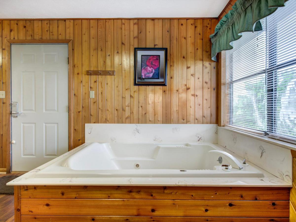 Leconte View 1, 1 Bedroom, Fireplace, Hot Tub, Grill, Pool Table, Sleeps 2 Gatlinburg