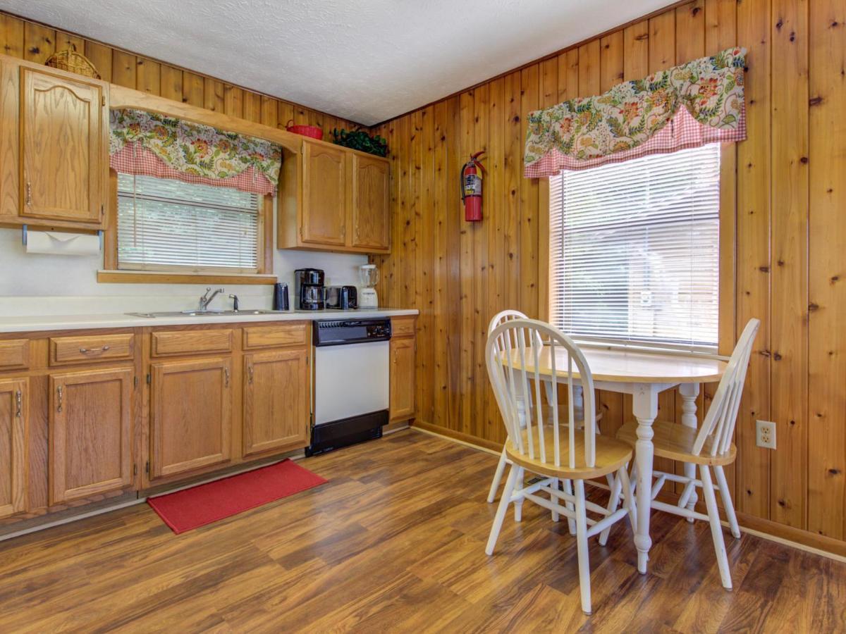 Holiday home Leconte View 1, 1 Bedroom, Fireplace, Hot Tub, Grill, Pool Table, Sleeps 2 Gatlinburg