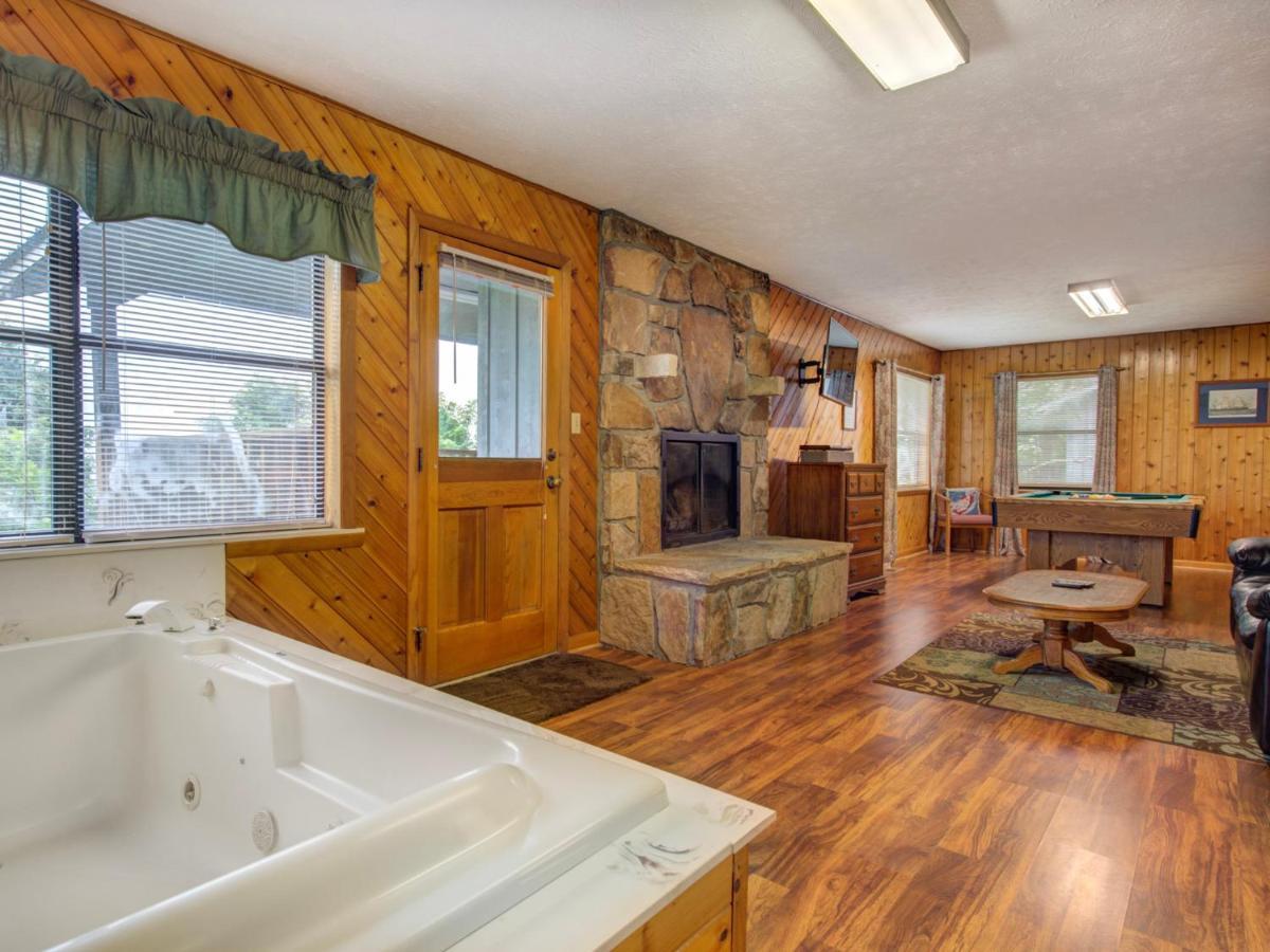 Leconte View 1, 1 Bedroom, Fireplace, Hot Tub, Grill, Pool Table, Sleeps 2 Holiday home