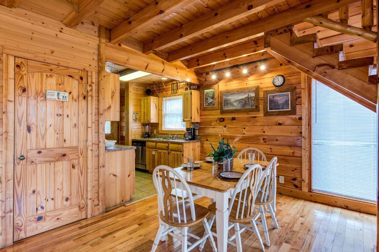 Secret Romance, 2 Bedrooms, Sleeps 8, Pool Table, Hot Tub, Arcade Holiday home Gatlinburg