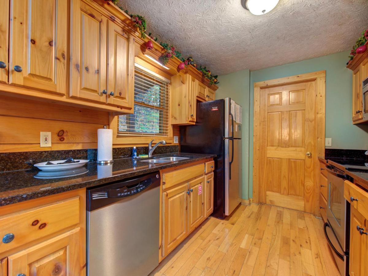 Bear's Corner, 3 Bedrooms, Wifi, Pool Table, Hot Tub, Wifi, Sleeps 10 *