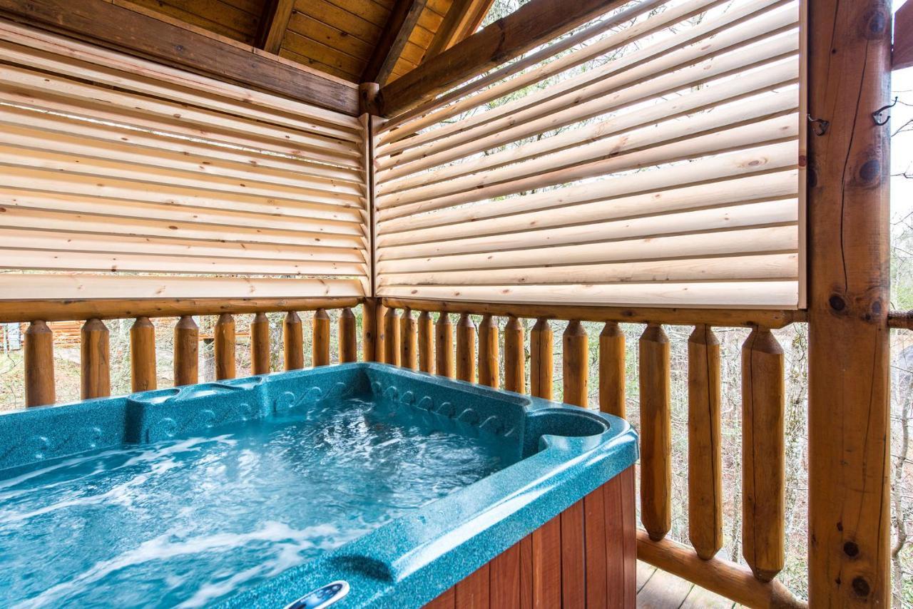 Secret Romance, 2 Bedrooms, Sleeps 8, Pool Table, Hot Tub, Arcade Holiday home *