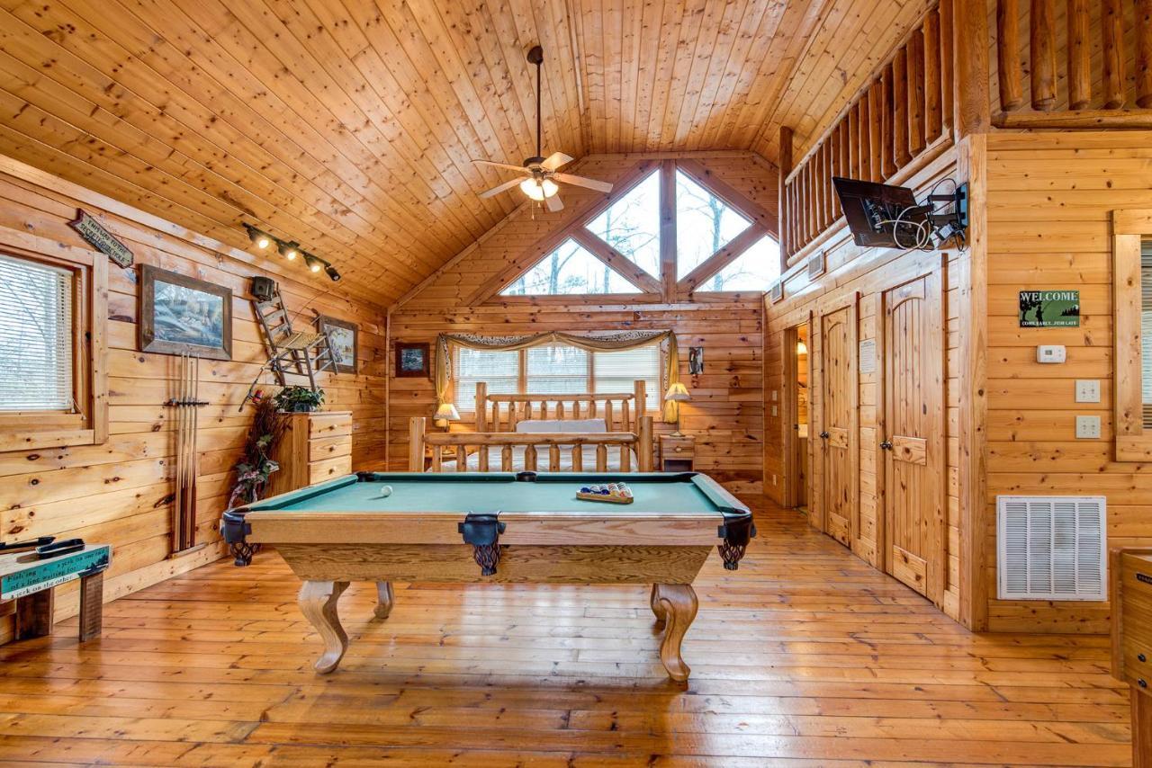 Secret Romance, 2 Bedrooms, Sleeps 8, Pool Table, Hot Tub, Arcade Holiday home