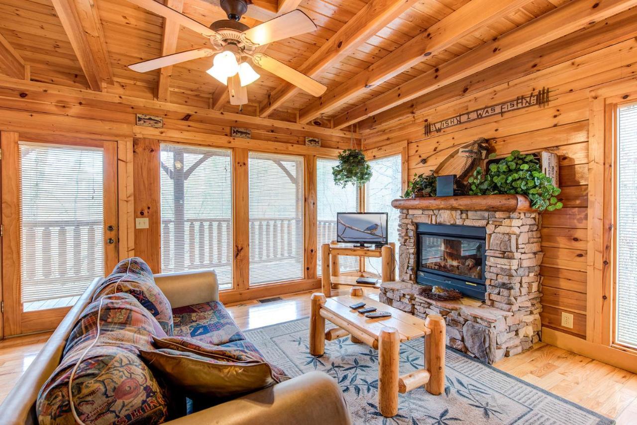 Secret Romance, 2 Bedrooms, Sleeps 8, Pool Table, Hot Tub, Arcade * Gatlinburg