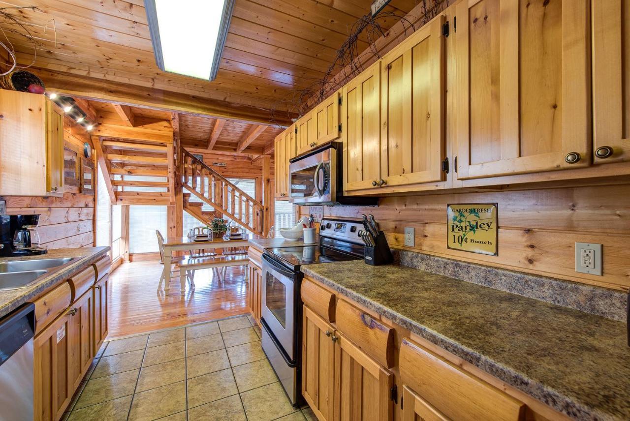 Secret Romance, 2 Bedrooms, Sleeps 8, Pool Table, Hot Tub, Arcade