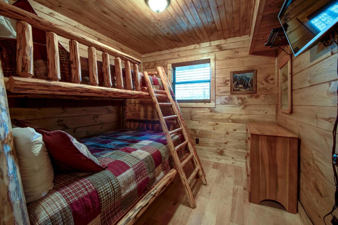 Rocky Top Lodge, 6 Bedrooms, Pool Access, Hot Tub, Mountain View, Sleeps 14