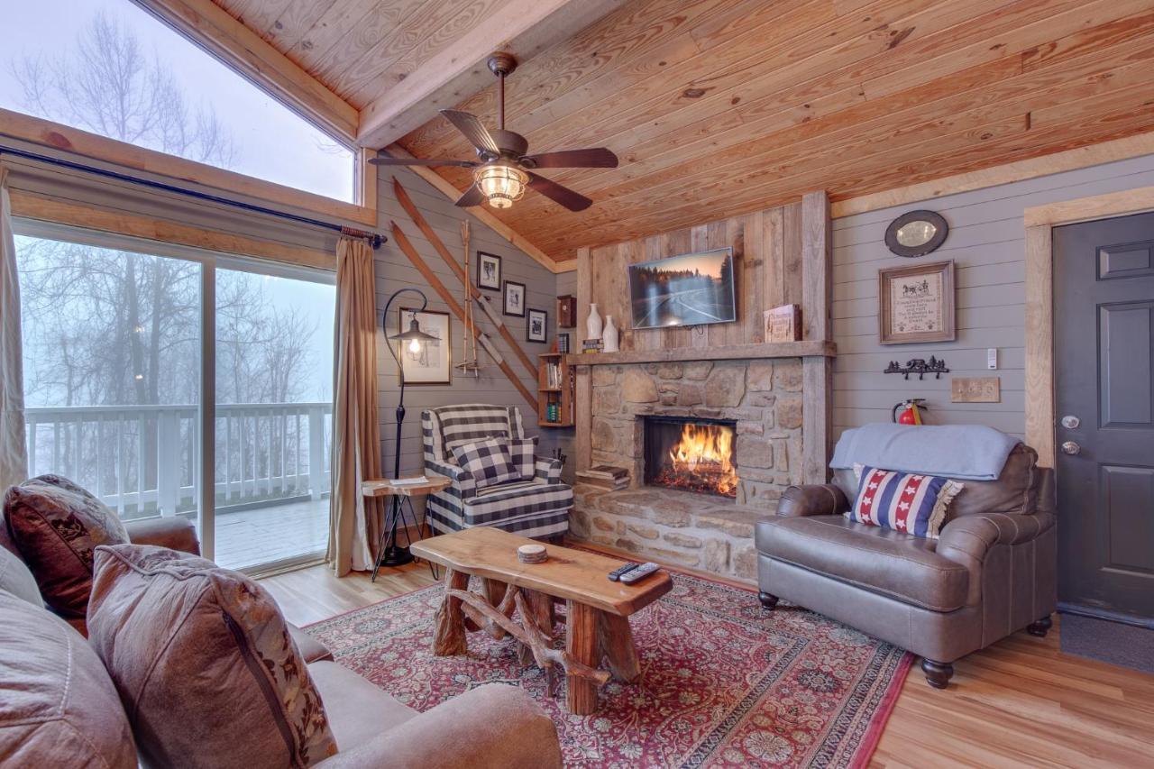 Swiss Bear Haus, 4 Bedrooms, Hot Tub, Pool Access, Sleeps 12 Holiday home Gatlinburg