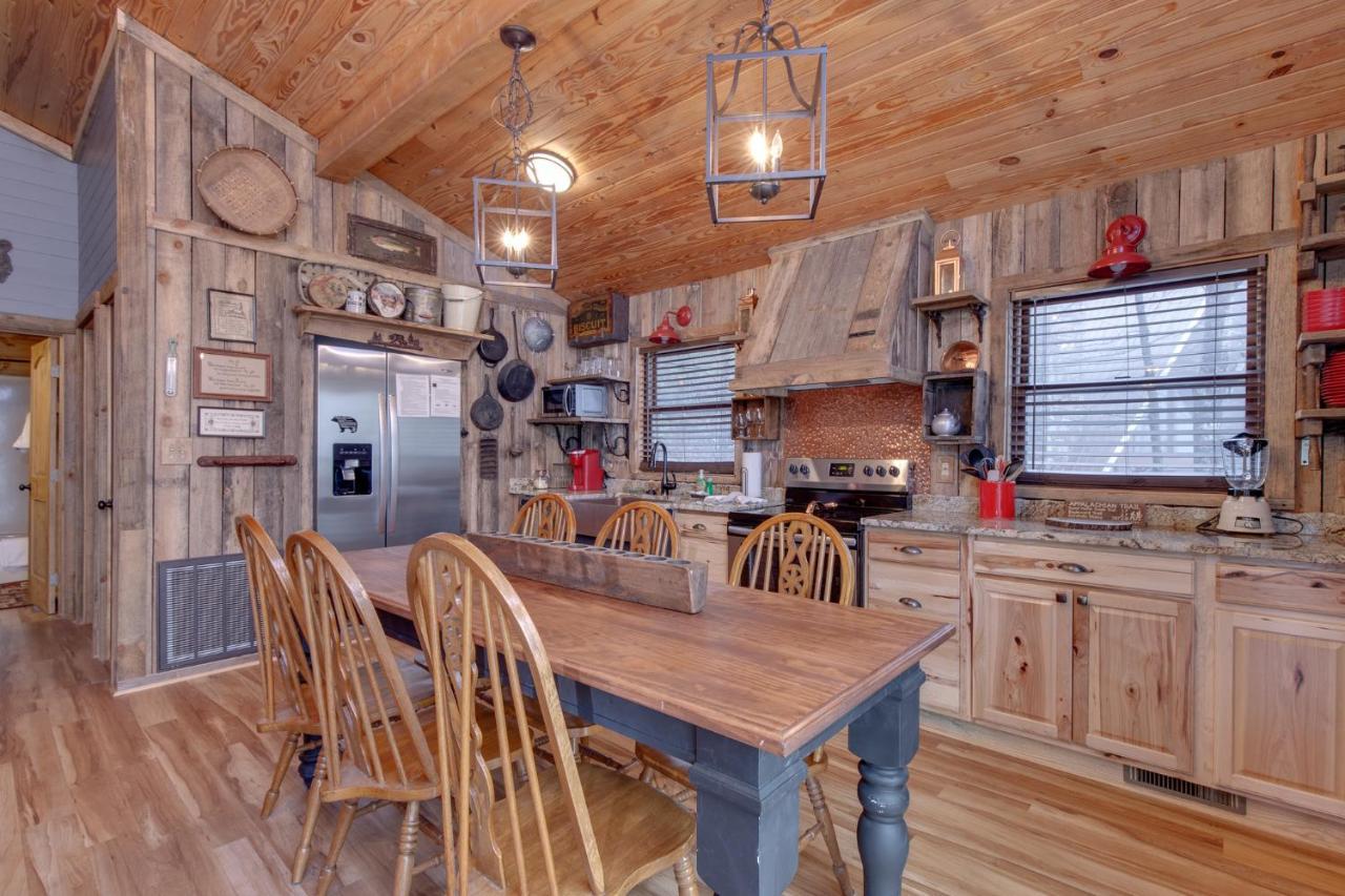 Swiss Bear Haus, 4 Bedrooms, Hot Tub, Pool Access, Sleeps 12 Gatlinburg