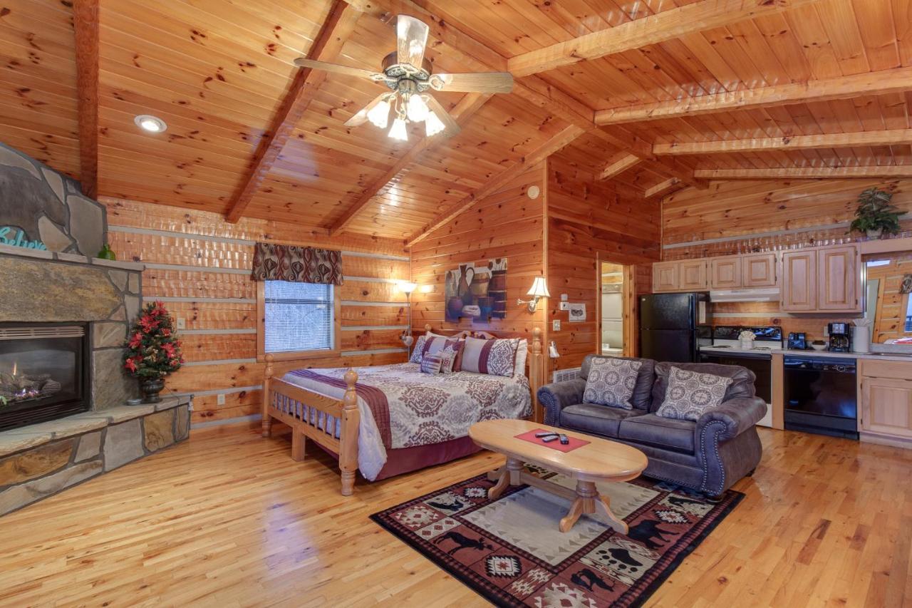 Cuddle Bear, 1 Bedroom, Hot Tub, Grill, Jetted Tub, Fireplace, Sleeps 2