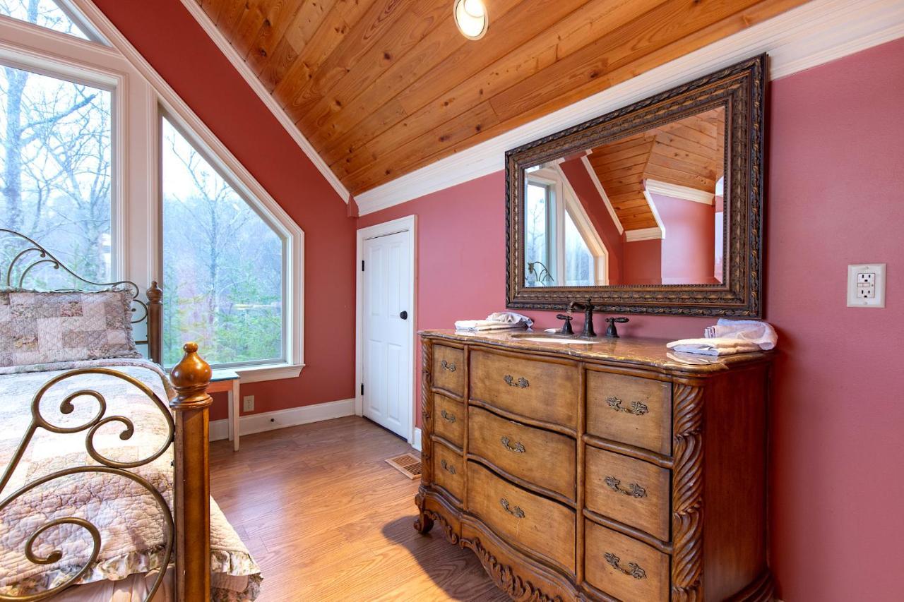 Cajun Spice, 2 Bedrooms, Mountain View, Hot Tub, Wifi, Sleeps 6 Gatlinburg