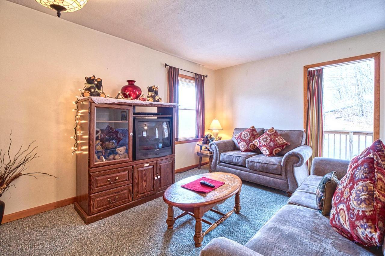 Overview, 2 Bedrooms, Grill, Hot Tub, Pool Table, Sleeps 6 Holiday home Gatlinburg