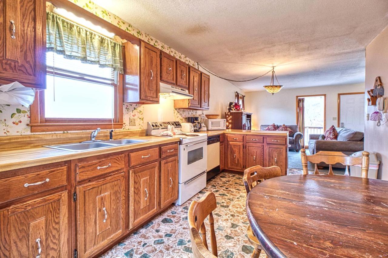 Overview, 2 Bedrooms, Grill, Hot Tub, Pool Table, Sleeps 6 Holiday home Gatlinburg