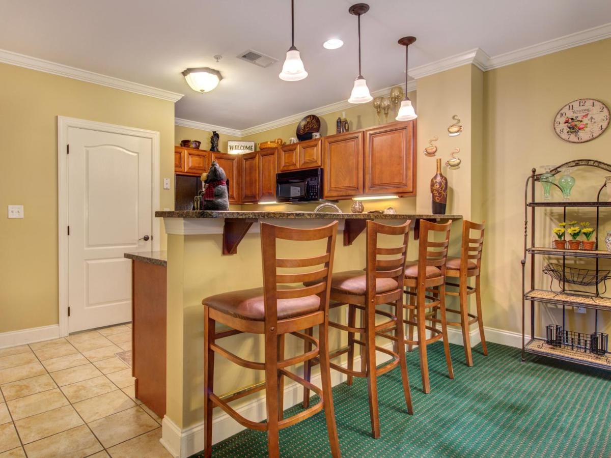 City Bear, 2br, Pool, Spa, Downtown Gatlinburg, Sleeps 6 Apartment *