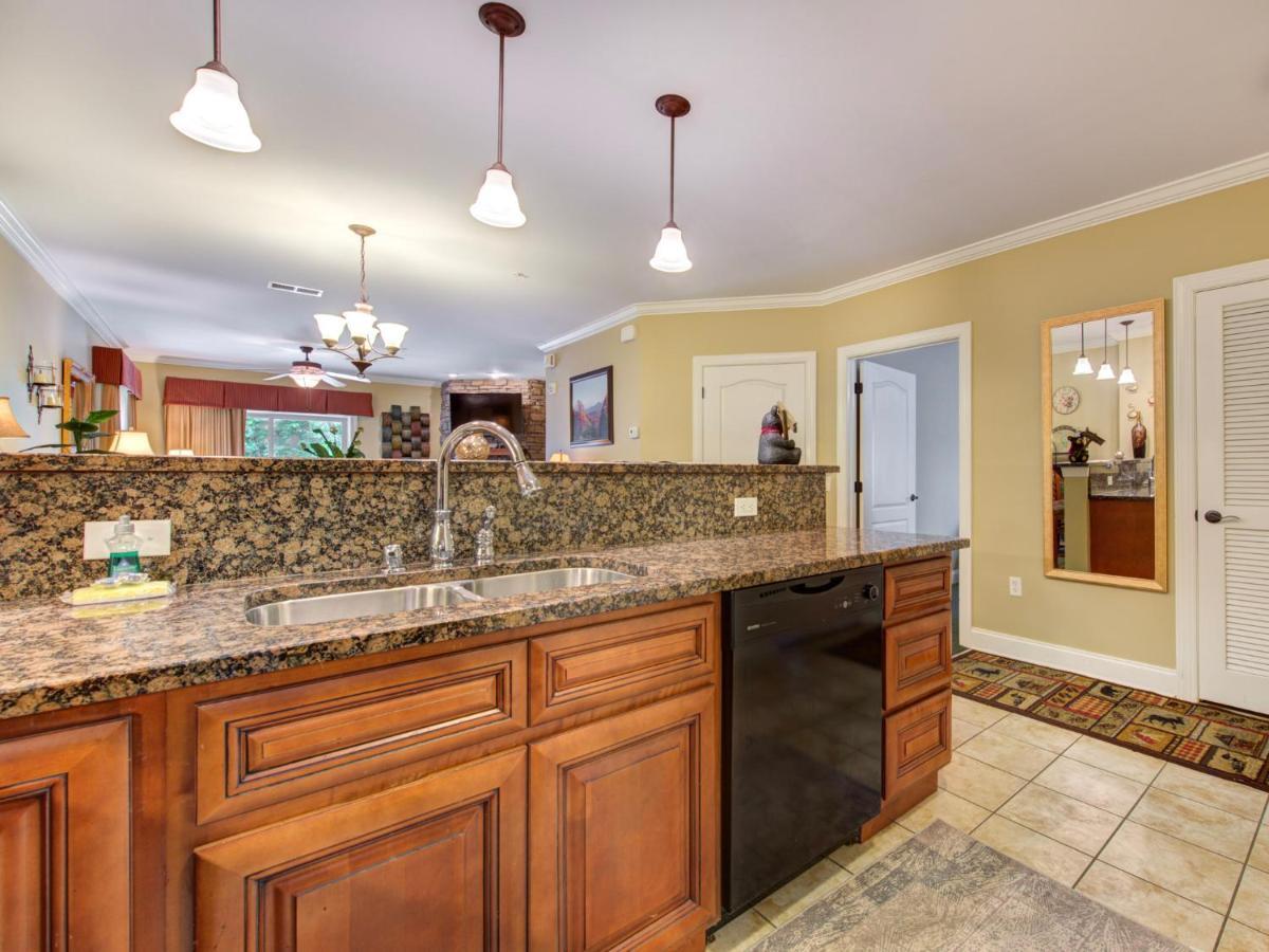 City Bear, 2br, Pool, Spa, Downtown Gatlinburg, Sleeps 6 Apartment Gatlinburg