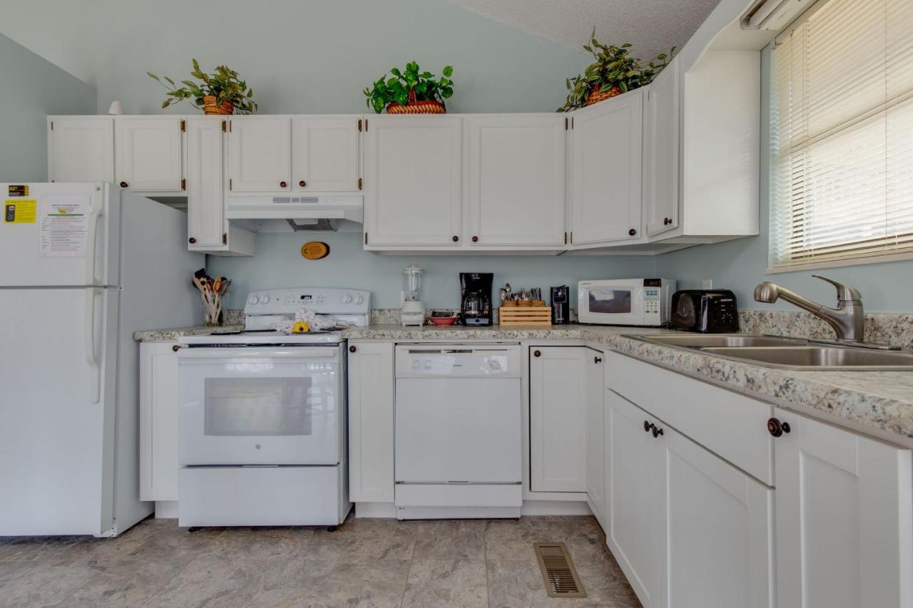 Puppies Hollow, 2 Bedrooms, Pets, Wifi, Pool Access, Fireplace, Sleeps 4 *