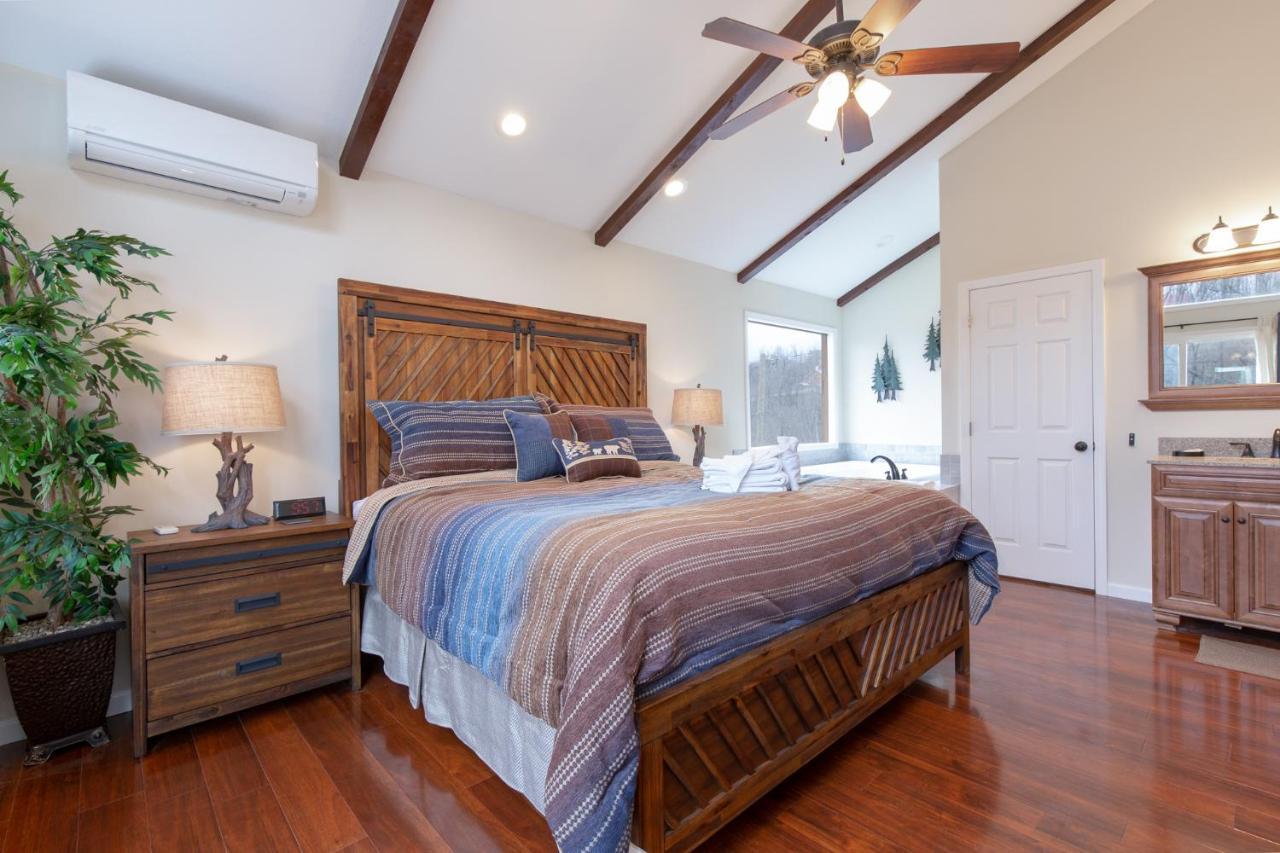 Misty Hollow, 3 Bedrooms, Hot Tub, Pool Table, Fireplace, Pool, Sleeps 10