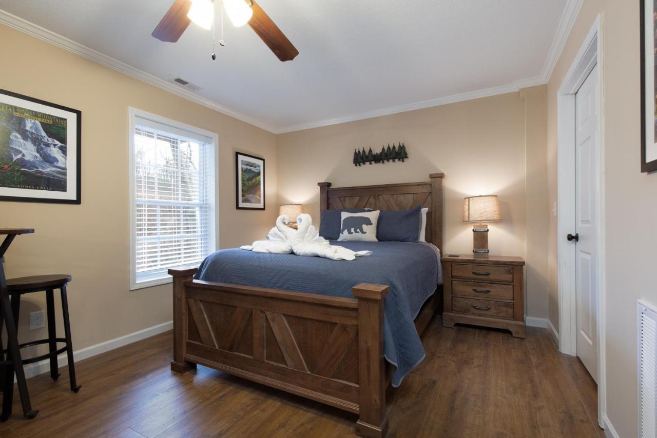 Holiday home Misty Hollow, 3 Bedrooms, Hot Tub, Pool Table, Fireplace, Pool, Sleeps 10 Gatlinburg