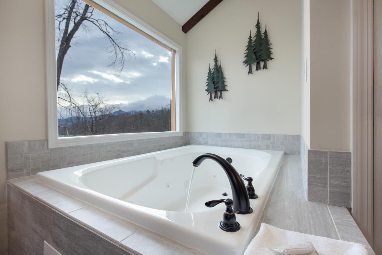Misty Hollow, 3 Bedrooms, Hot Tub, Pool Table, Fireplace, Pool, Sleeps 10 Gatlinburg
