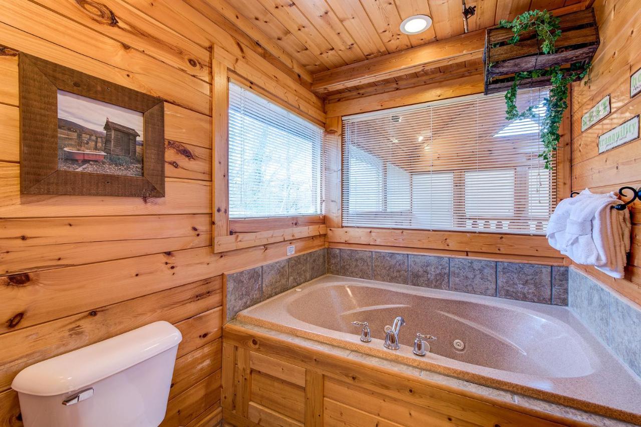 Secret Romance, 2 Bedrooms, Sleeps 8, Pool Table, Hot Tub, Arcade Holiday home