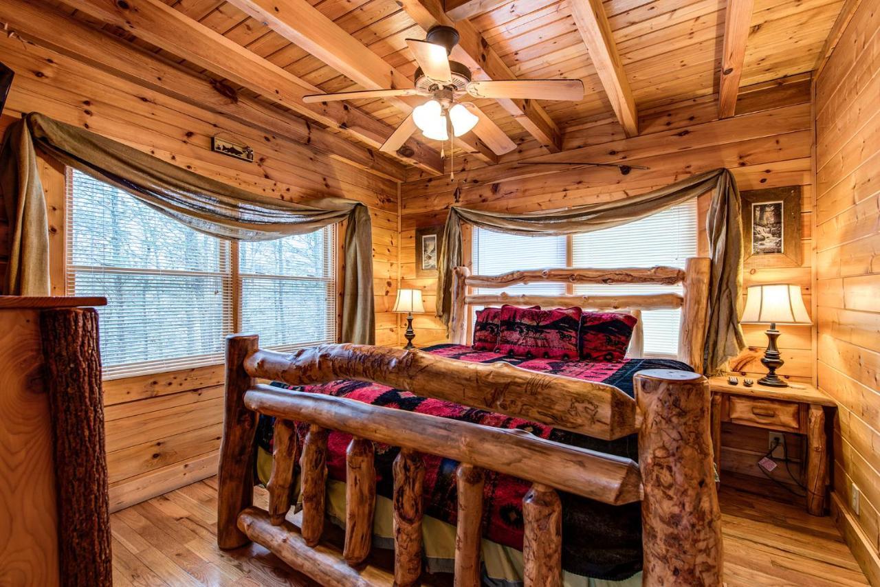 Secret Romance, 2 Bedrooms, Sleeps 8, Pool Table, Hot Tub, Arcade Holiday home