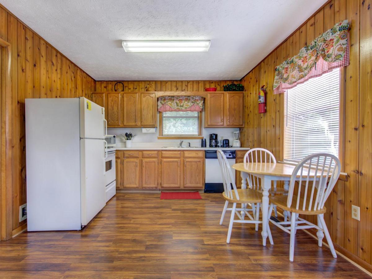 Leconte View 1, 1 Bedroom, Fireplace, Hot Tub, Grill, Pool Table, Sleeps 2 * Gatlinburg