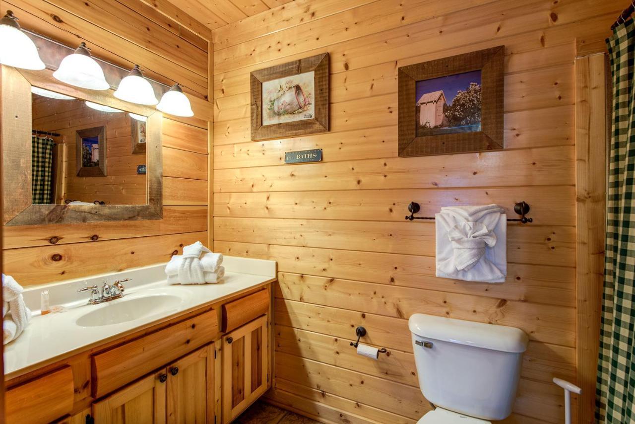 Holiday home Secret Romance, 2 Bedrooms, Sleeps 8, Pool Table, Hot Tub, Arcade Gatlinburg