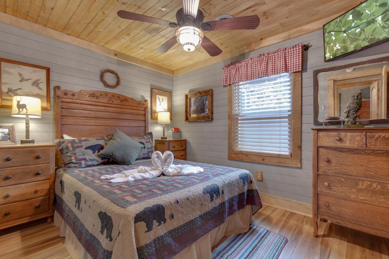 Swiss Bear Haus, 4 Bedrooms, Hot Tub, Pool Access, Sleeps 12 Holiday home *