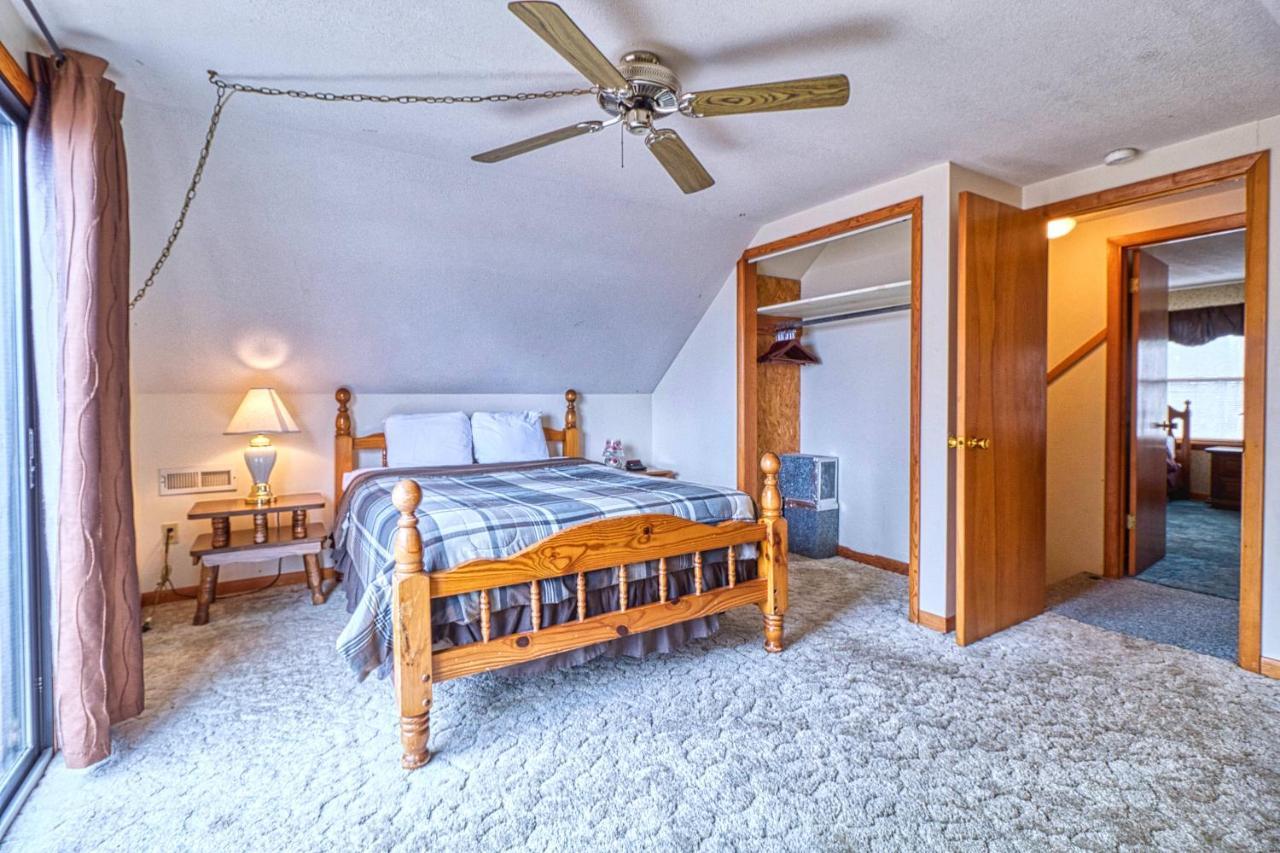 Overview, 2 Bedrooms, Grill, Hot Tub, Pool Table, Sleeps 6