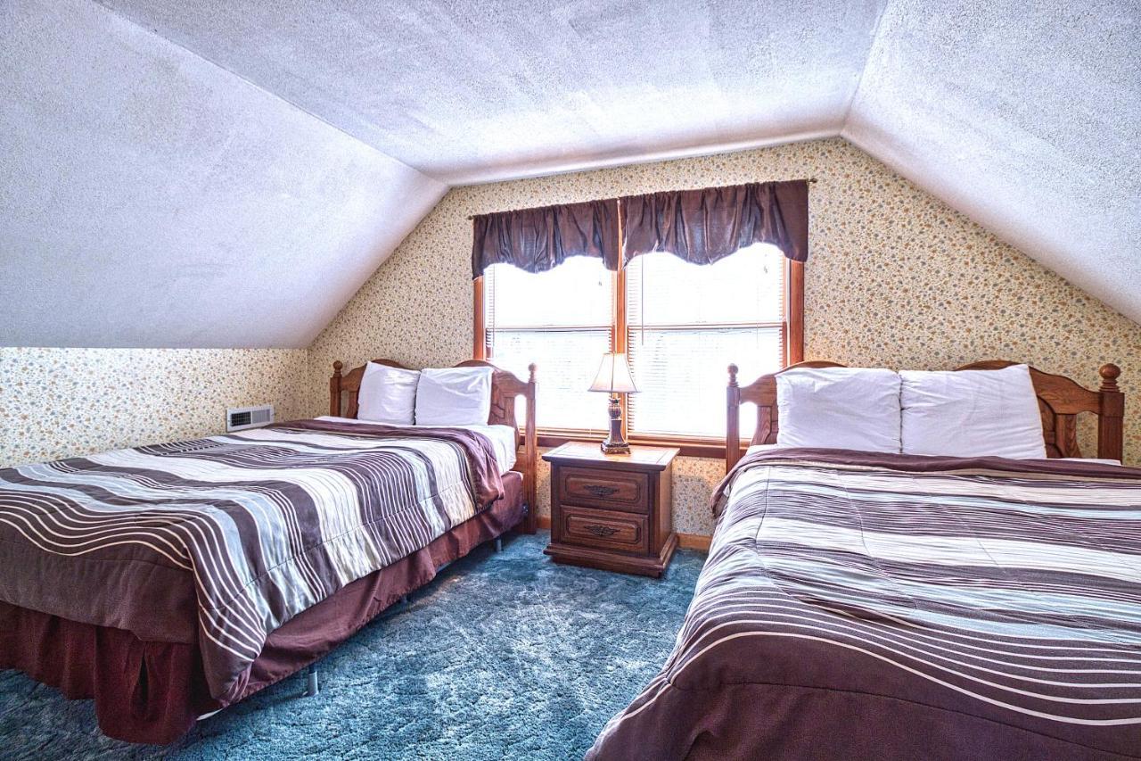 Overview, 2 Bedrooms, Grill, Hot Tub, Pool Table, Sleeps 6 Gatlinburg