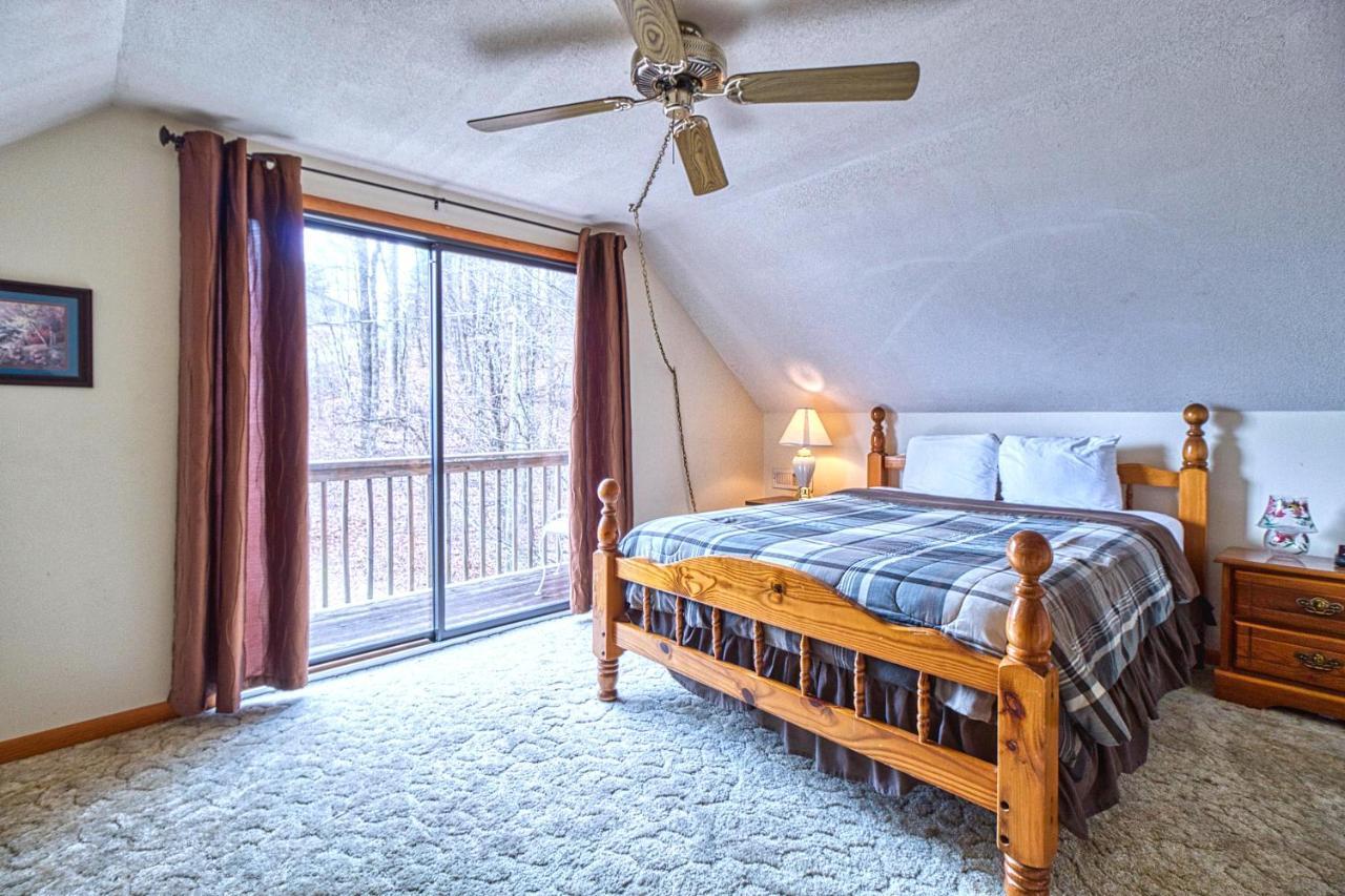 Overview, 2 Bedrooms, Grill, Hot Tub, Pool Table, Sleeps 6 * Gatlinburg