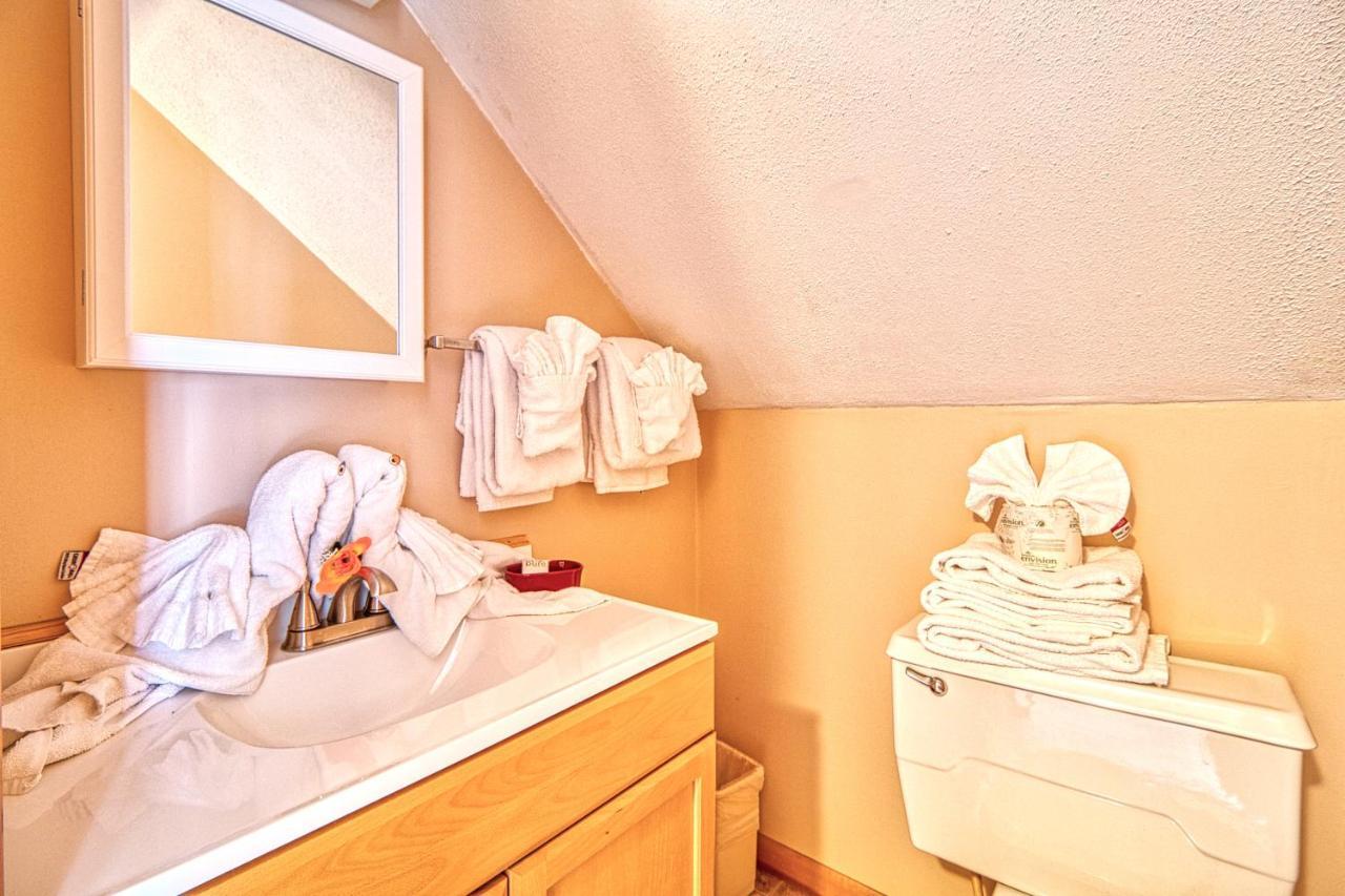 Overview, 2 Bedrooms, Grill, Hot Tub, Pool Table, Sleeps 6 Holiday home *