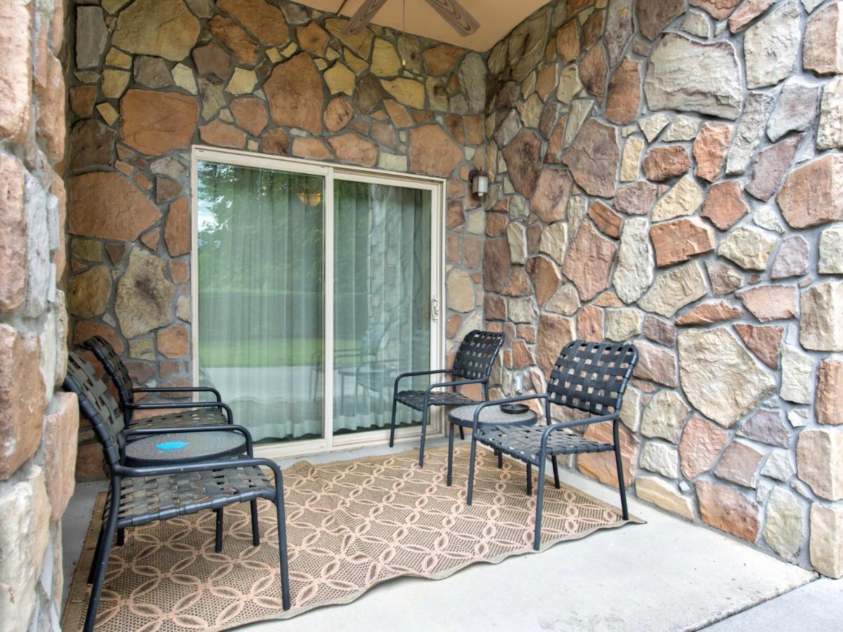City Bear, 2br, Pool, Spa, Downtown Gatlinburg, Sleeps 6 Apartment Gatlinburg