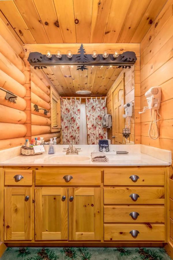 Firefly Creek, Hot Tub1089 Of Free Attraction Tickets For Each Paid Day, Dollywood And Holiday home