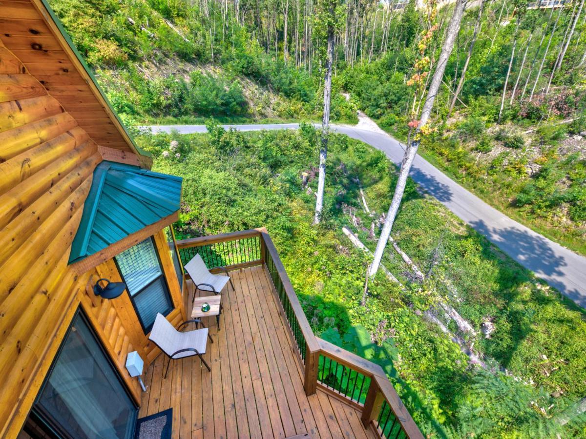Misty Hollow, 3 Bedrooms, Hot Tub, Pool Table, Fireplace, Pool, Sleeps 10 * Gatlinburg
