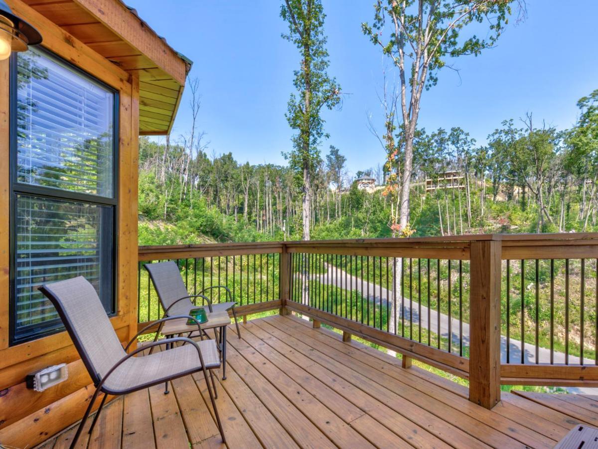Misty Hollow, 3 Bedrooms, Hot Tub, Pool Table, Fireplace, Pool, Sleeps 10