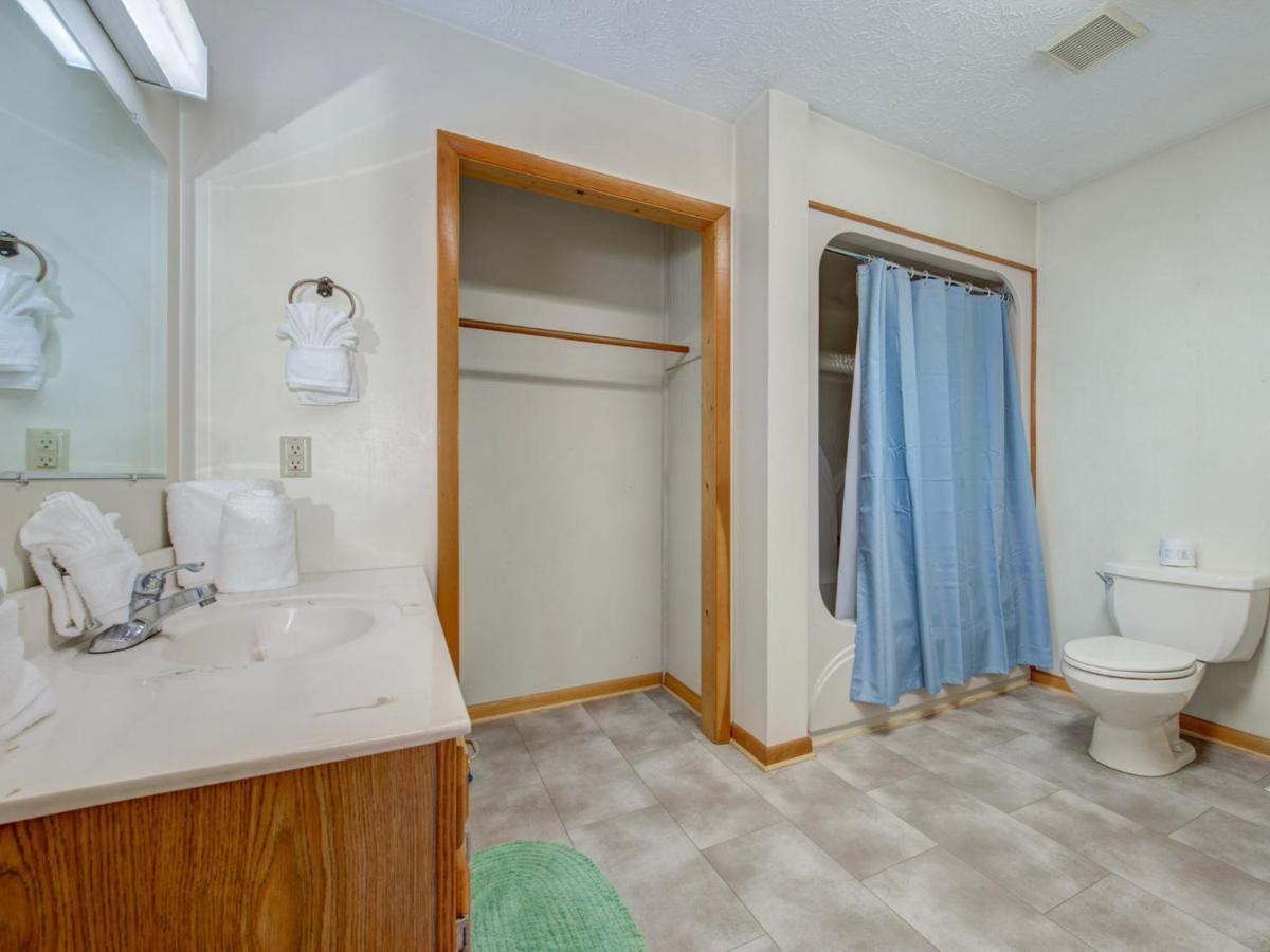 Leconte View 1, 1 Bedroom, Fireplace, Hot Tub, Grill, Pool Table, Sleeps 2 Holiday home *