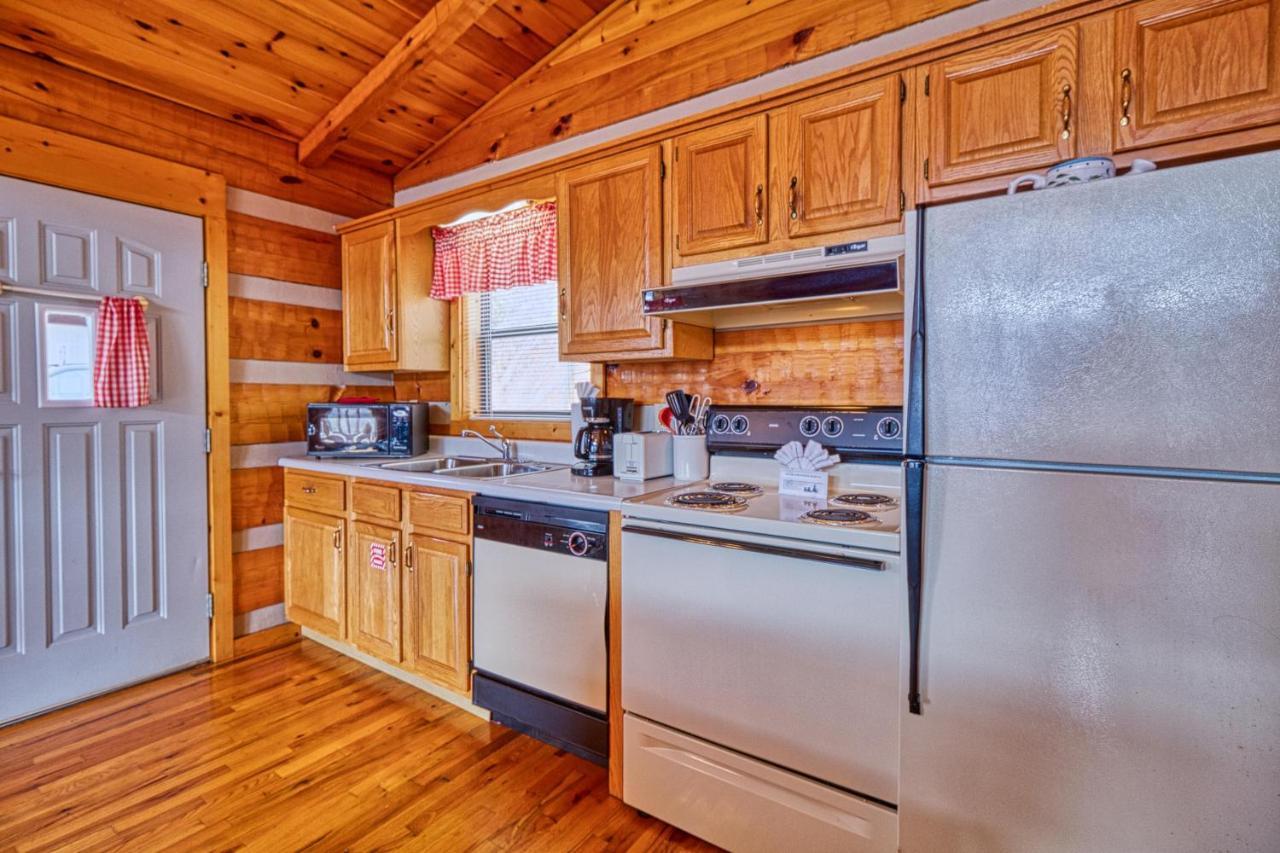 Kear's Mountain Magic, 1 Bedroom, Hot Tub, Grill, Jetted Tub, Sleeps 2 Gatlinburg