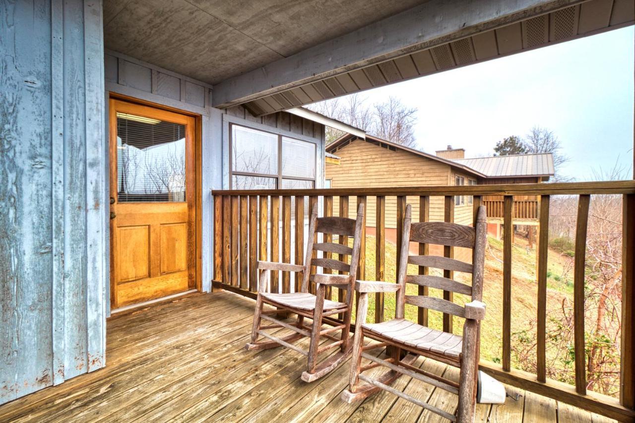 Leconte View 1, 1 Bedroom, Fireplace, Hot Tub, Grill, Pool Table, Sleeps 2 Holiday home Gatlinburg