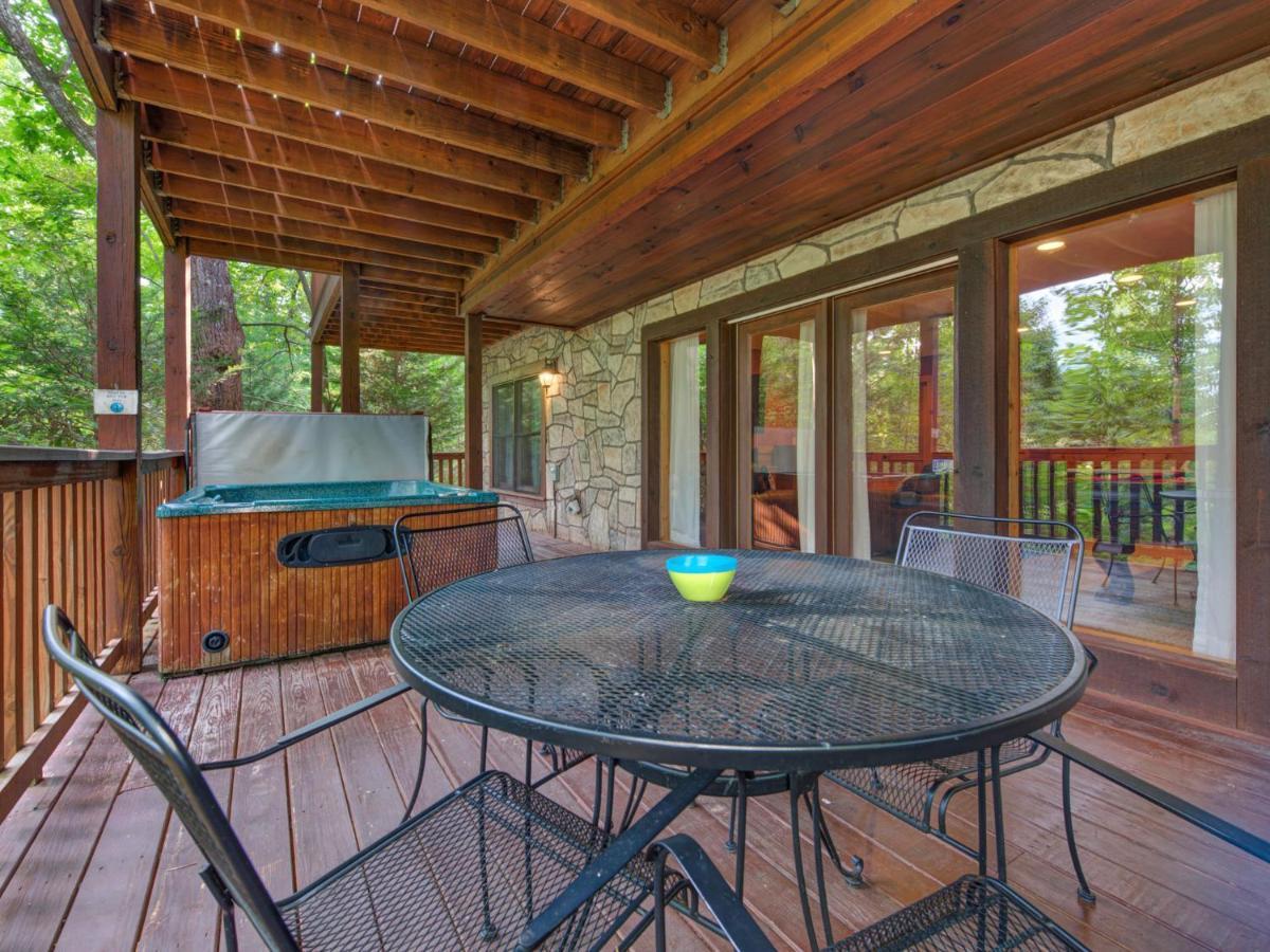 Above The Clouds, 4 Bedrooms, Pool Access, Private, Gaming, Sleeps 16 Holiday home *