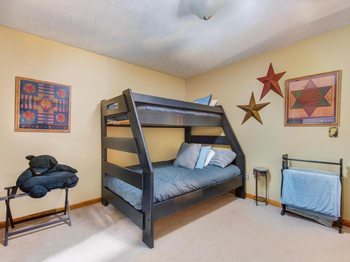 Holiday home Between Here & There, 3 Bedrooms, Sleeps 6, Views, Hot Tub Gatlinburg
