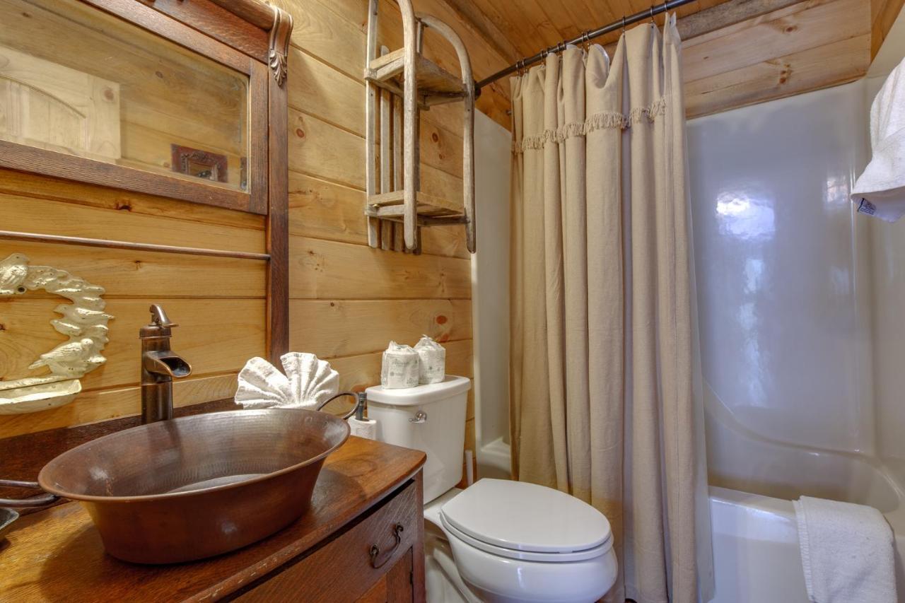 Swiss Bear Haus, 4 Bedrooms, Hot Tub, Pool Access, Sleeps 12 Holiday home