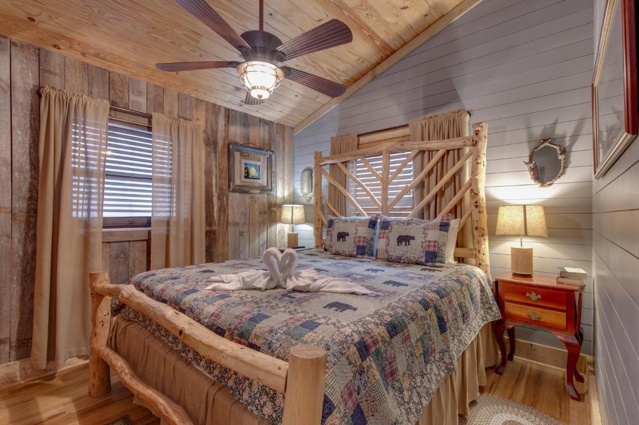 Swiss Bear Haus, 4 Bedrooms, Hot Tub, Pool Access, Sleeps 12 Holiday home Gatlinburg